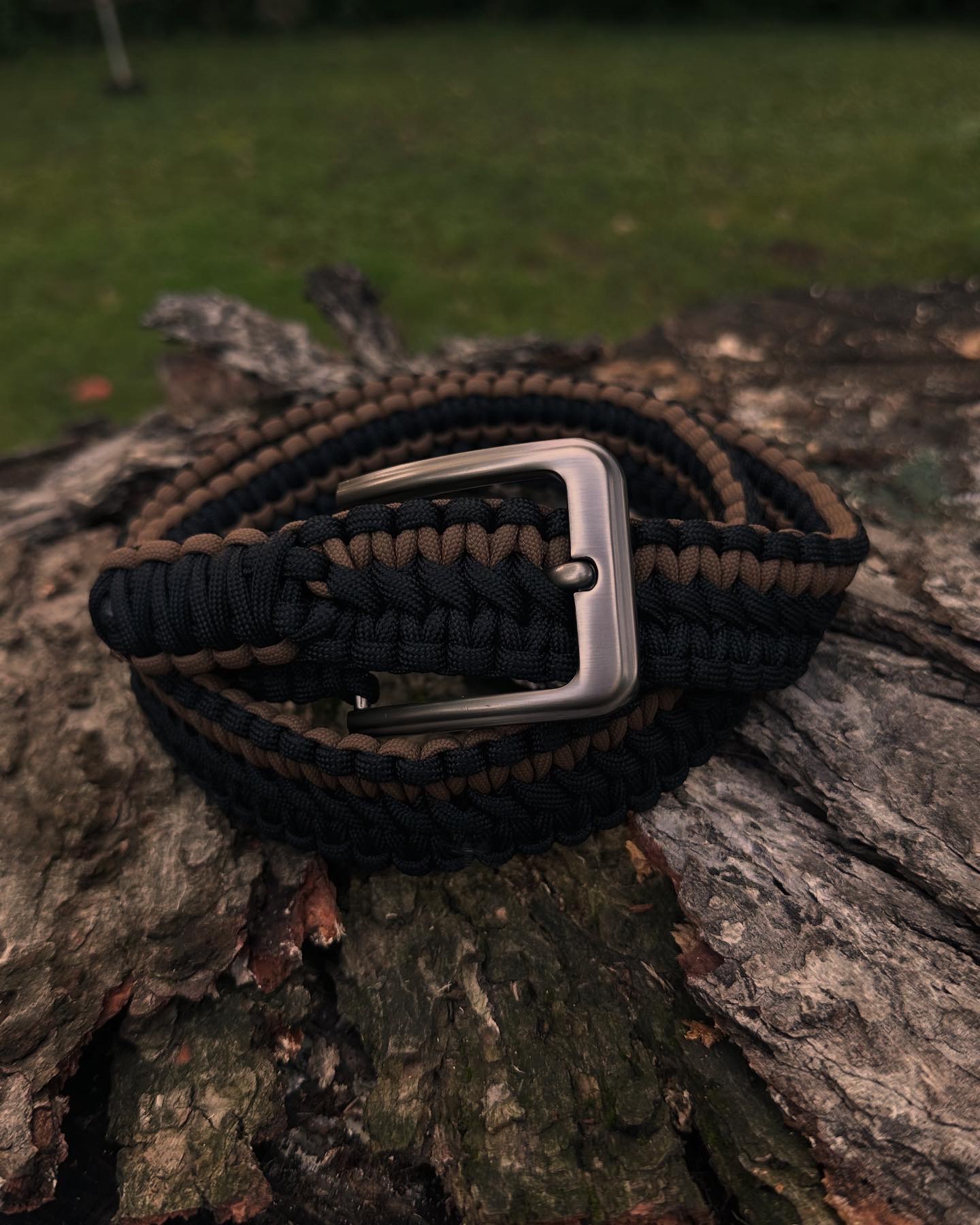 picture of a black paracord belt